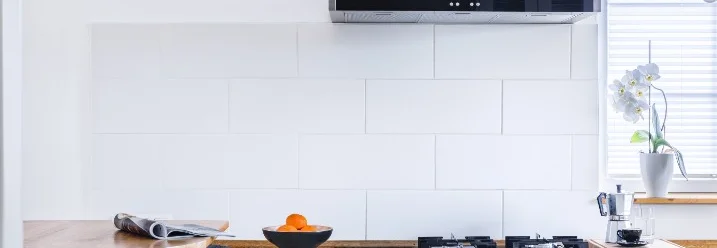 Moderne Küche mit weißen Fliesen